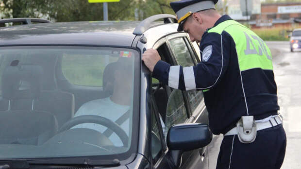 ГИБДД просит «дунуть» — как трезвому водителю вежливо и законно ответить