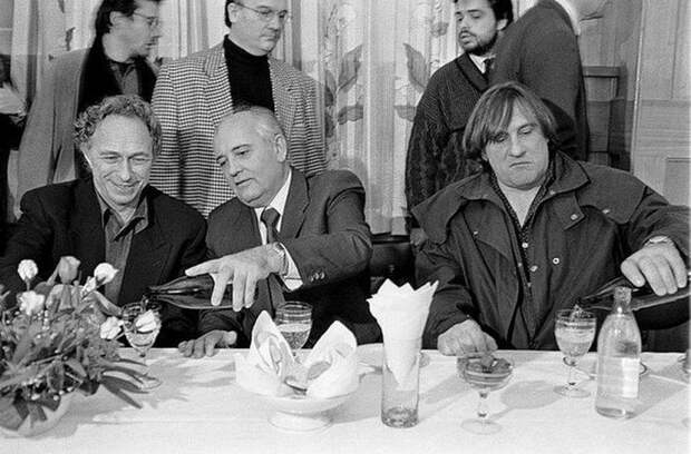 Михаил Горбачев выпивает с Пьером Ришаром и Жераром Депардье, 1993 год время, кадр, люди, ностальгия, россия, фото