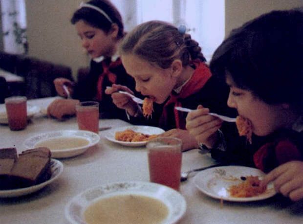 Кошмарная еда нашего детства: рассольник, рыбные тефтели и молоко с пенками