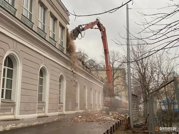 Гвардия умирает, но не сдается. Манежа Финляндского полка на Васильевском больше нет