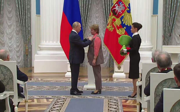 Учительница из Рязани Александра Коликова получила награду от президента России Владимира Путина за воспитание героя