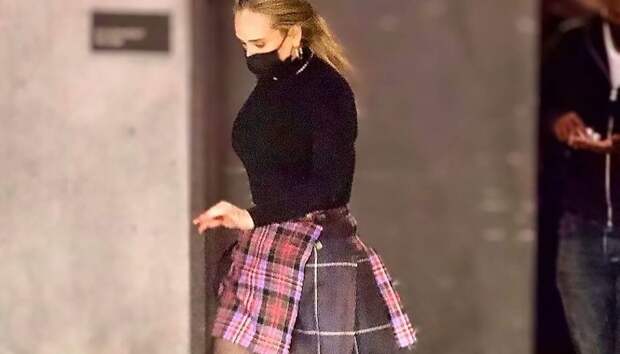 Новая фигура, новый стиль и новый бойфренд: Адель в «школьной» мини-юбке и сапогах на шпильках на свидании