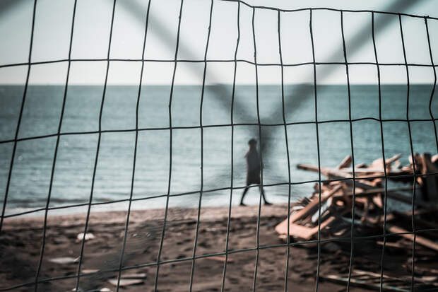 Мужчина незаконно пересек границу на судне контрабандистов ради тайной второй жены