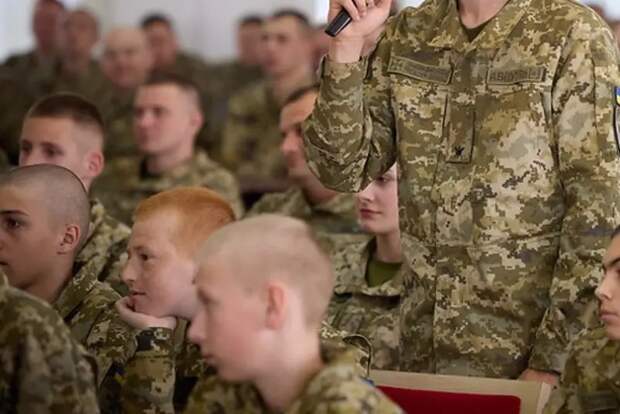 Зеленский распорядился ввести начальную военную подготовку для украинских
