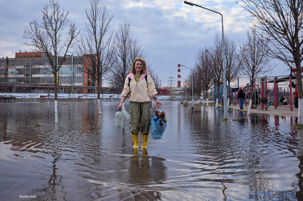 Девушка с мусором: героиней фотоснимка с затопленной набережной стала учительница из Тулы