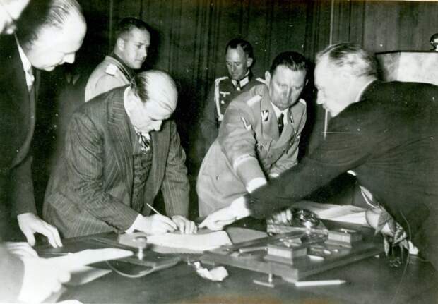 Даладье подписывает Мюнхенское соглашение. 