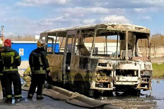 В Новосибирске загорелся автобус на улице Виктора Уса