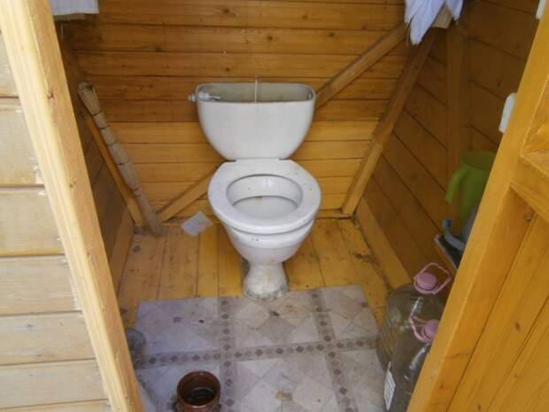 Если хочется нормальный туалет, то делаем следующее. | Фото: a.d-cd.net.