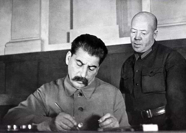 Почти 20 лет за плечом Сталина неотрывной «тенью» находился Поскребышев. 