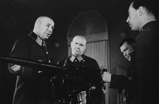 Нарком обороны СССР Маршал Советского Союза С. К. Тимошенко и начальник Генерального штаба генерал армии Г. К. Жуков осматривают новые образцы вооружения, созданные советскими конструкторами