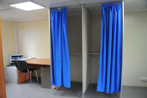 Выборы по поправкам в Конституцию России проходят с учетом рекомендаций Роспотребнадзора. Фото: Александр Кожохин, «Вечерняя Москва»