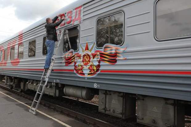 «Парад паровозов» прошел в Петербурге в преддверии Дня Победы