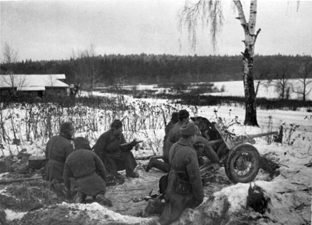 Ноябрь 1941 года. Расчет противотанковой пушки держит оборону на подступах к Москве. Ноябрь 1941 года. Расчет противотанковой пушки держит оборону на подступах к Москве.