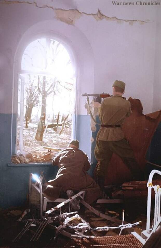 Советские солдаты ведут уличные бои в Новороссийске. Сентябрь 1943г.