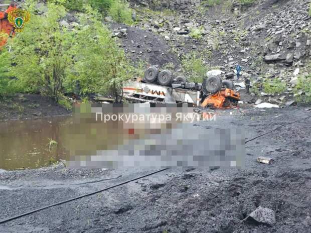 Автобус с вахтовиками сорвался в обрыв в Якутии