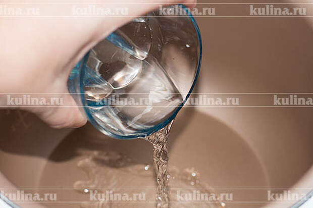 В чашу мультиварки налить воду. Включить режим кипячение.