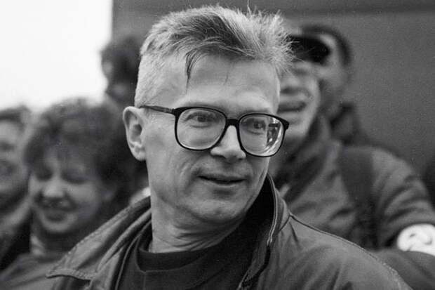 16 атмосферных фото молодого Лимонова
