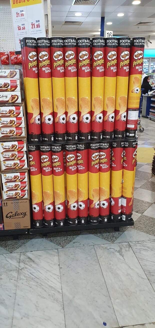 Упаковка Pringles длиною в метр