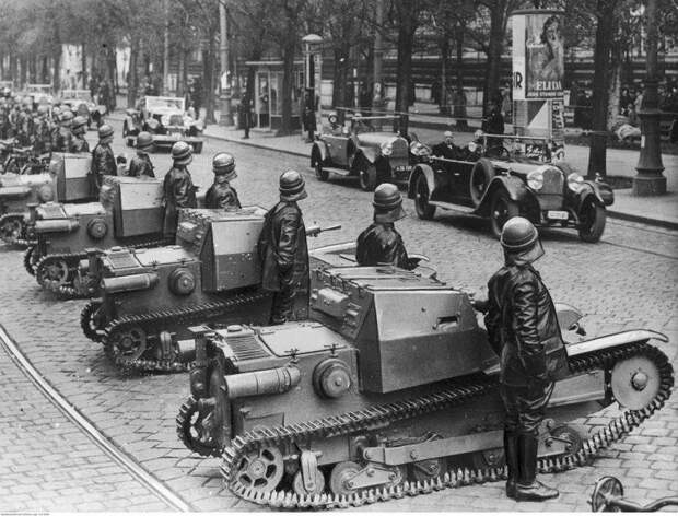 Президент Австрии проводит инспекцию войск. На переднем плане танкетки L3/35. 1936.