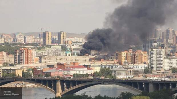 Появились фото и видео пожара в офисном здании в Красноярске