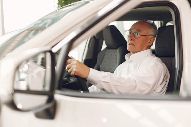 У пожилых водителей хотят отобрать права