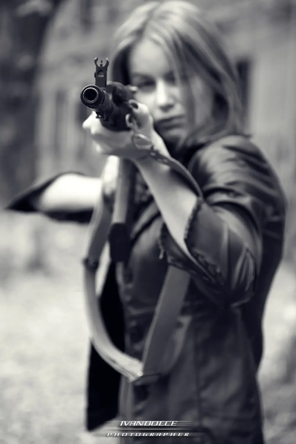 Фото девушка с оружием в руках без лица
