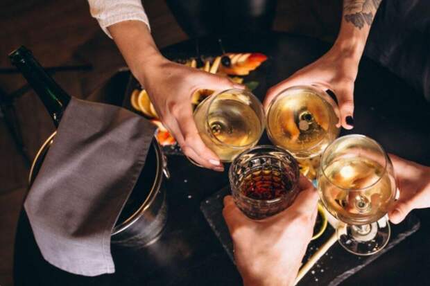 Жвачка не поможет: откуда берется перегар и как его реально убрать