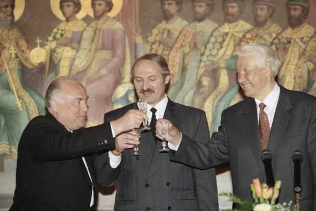 Александр Лукашенко (в центре), Президент РФ Борис Ельцин (справа) и Премьер-министр РФ Виктор Черномырдин. Фото: Сенцов Александр/Фотохроника ТАС