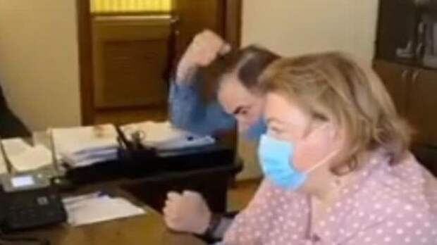 Главврач скорой помощи в Перми кривлялся и издевательски пародировал жалующихся медиков