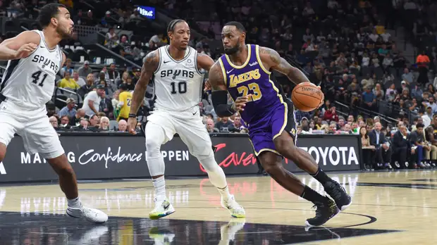 Трипл-дабл Джеймса помог «Лейкерс» обыграть «Сан-Антонио» и выиграть пятый матч подряд в НБА