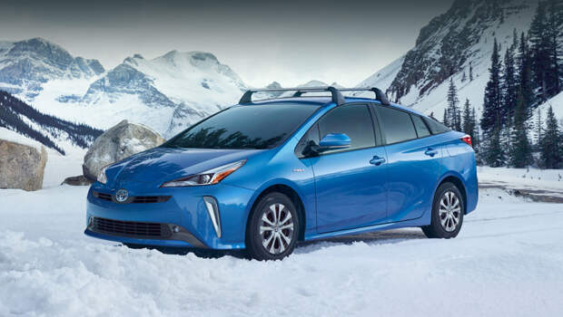 Toyota prius. Оформление носа и кормы, а также оптика переделаны таким образом, чтобы немного напоминать дизайн подключаемой к сети вариации гибрида по имени Prius Prime, хотя тут — обычная.