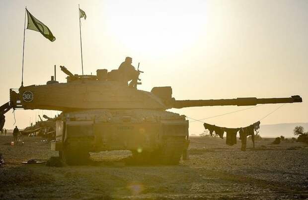На фото: войска сушат свою одежду на пушке боевого танка Челленджер 2 в пустыне Омана media, ynews, Оман, армия, великобритания, новости, политика, россия, учения