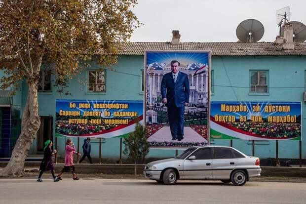 В любом кишлаке или городе обязательно встретится плакат с президентом Таджикистана Эмомали Рахмон жизнь простых людей, миграция, таджикистан