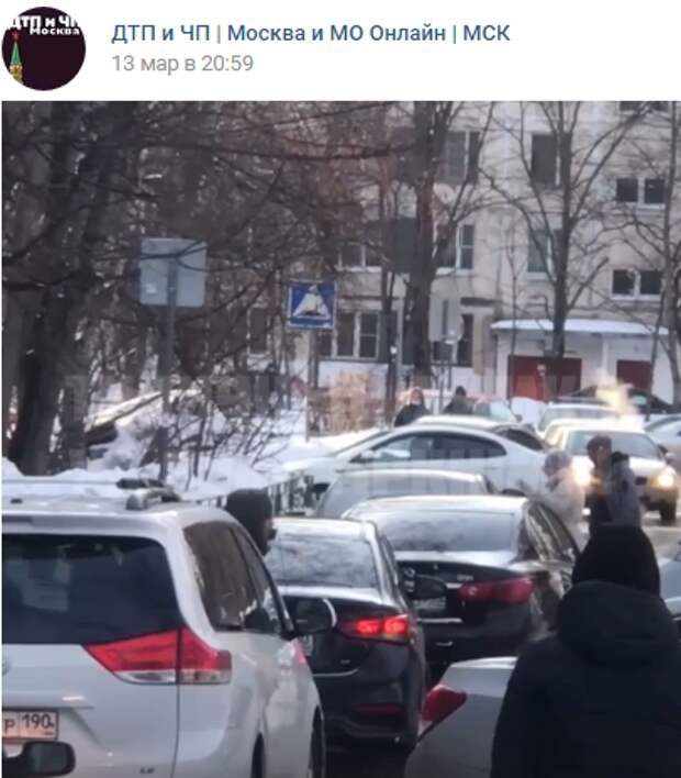 На границе с Куркино автоледи «организовала» пробку