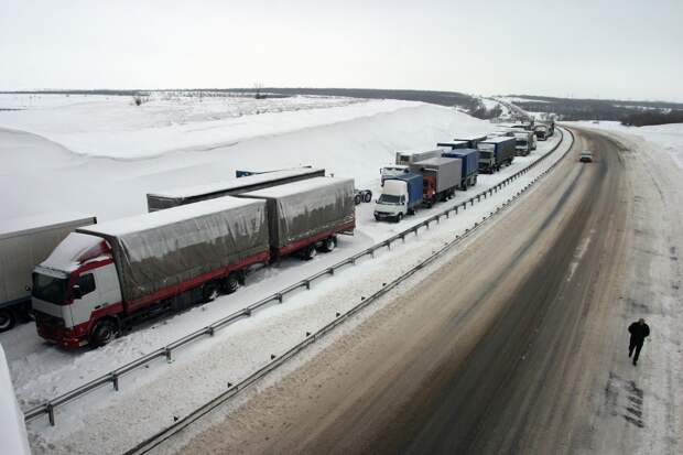Участок "Чуйского тракта" закрыли для грузовиков и автобусов из-за ветра и метели