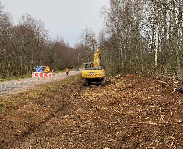 В Тверской области расчищают обочины дорог от деревьев и кустарника