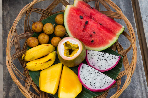 Россиян перестали выпускать из Таиланда из-за популярных корзин с фруктами