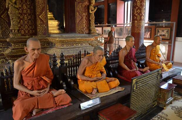 Четыре восковые фигуры монахов в Храме Ват Пра Синг в Чианг Мае. Фото автора.
