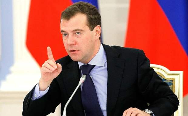 Медведев: Зеленский испугался конкуренции с Порошенко или Залужным на выборах