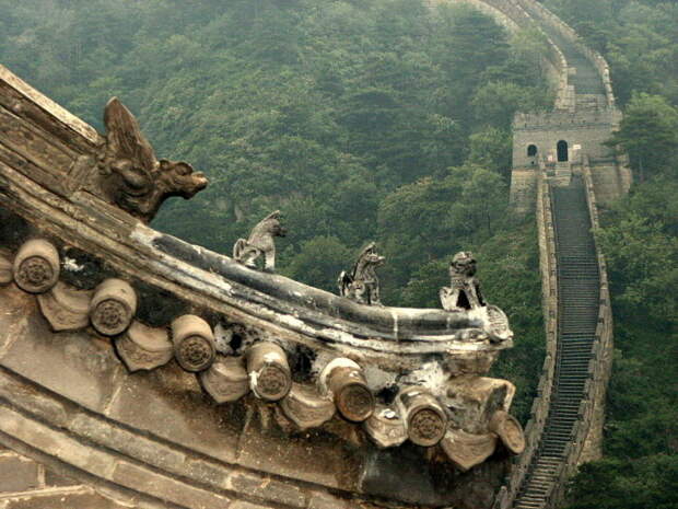 Скульптуры на Великой китайской стене.