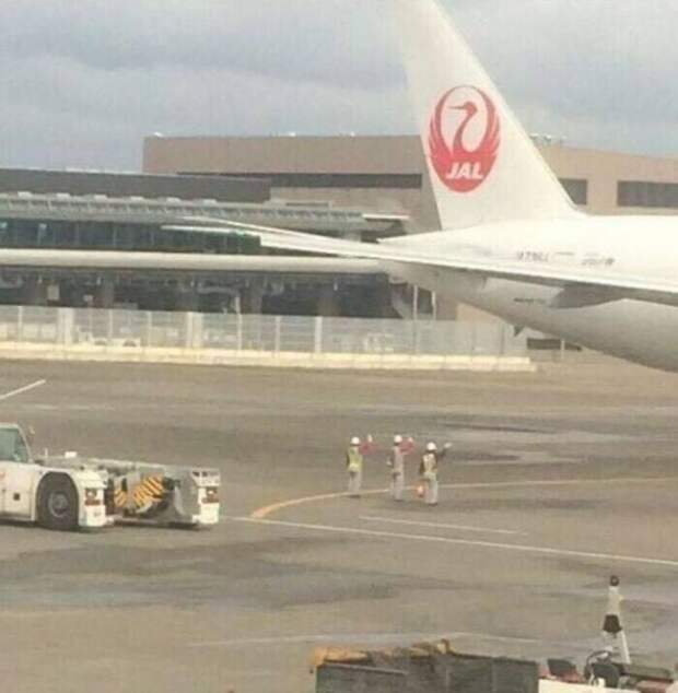 Персонал в японских аэропортах часто машет пассажирам, пока самолет не взлетит