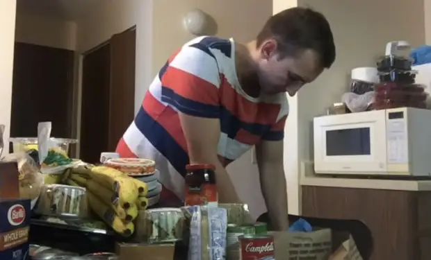 Еда безработных США: местный житель показал корзину бесплатного питания