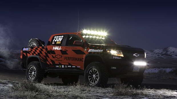 Chevrolet colorado. Набор ZR2 race parts в целом совместим с Colorado, оснащённым как «шестёркой» 3.6, так и дизелем 2.8. Но некоторые компоненты ставятся только на бензиновый ZR2.