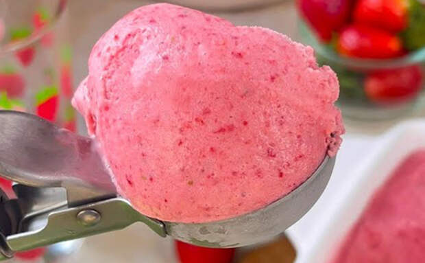 Клубничное мороженое из 3 ингредиентов: полностью натуральное и готово за 10 минут