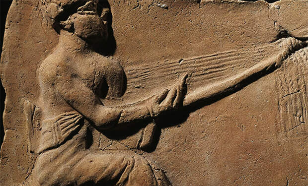 Шумеры использовали асфальт 4000 лет назад. Они делали его без заводов и нефти