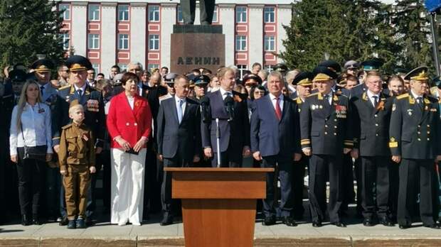 Томенко выступил перед Барнаульским гарнизоном и поздравил жителей края с Днем Победы