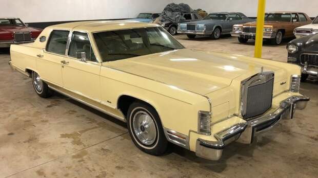 Пара Lincoln Continentals 1979 года без пробега уйдет с молотка