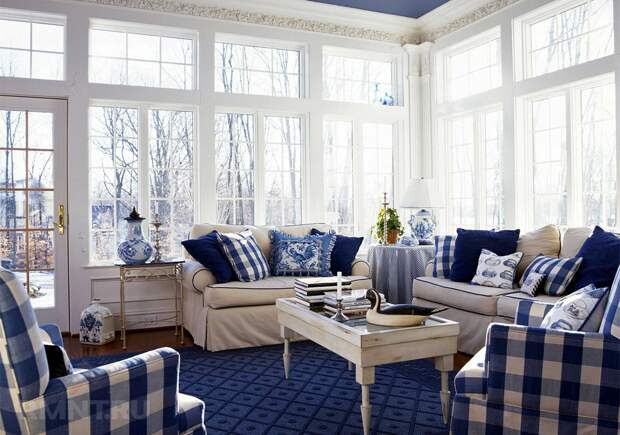 Сине-белая гостиная в средиземноморском стиле