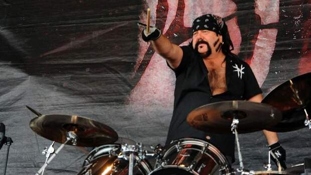 Medical examiners determined that Vinnie Paul, drummer and co-founder of metal band Pantera, died of natural causes, reports The Associated Press.
