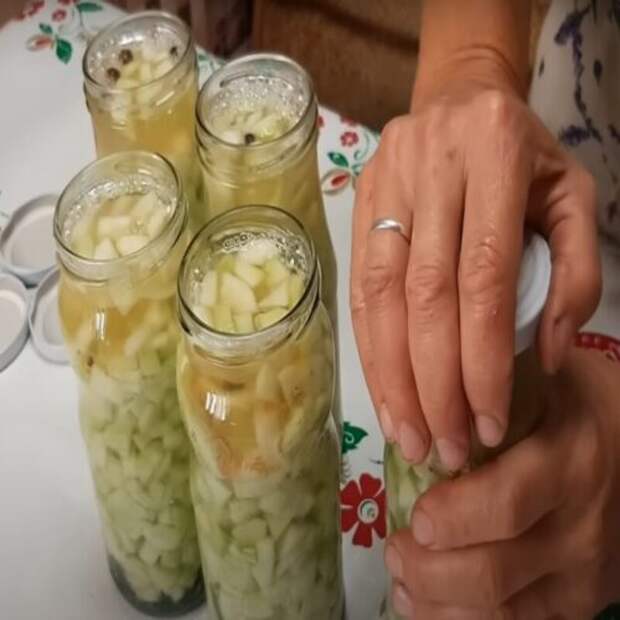 Спасение для огородника: куда деть гигантские огурцы, чтобы получить полезную заготовку на зиму